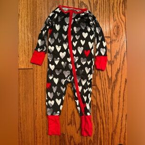 Little sleepies GUC (wash wear for black material only) 6-12 mos heart zippy.